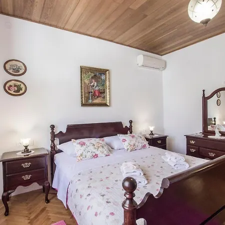House Zlatna Holiday home *